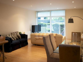 Pass the Keys Spacious Family 2-bed GF Sleeps 6 with Parking